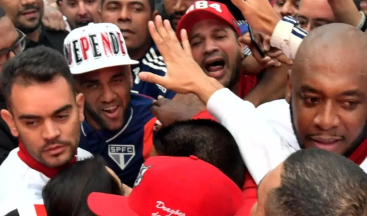 Llegada Dani Alves- Sao Paulo 