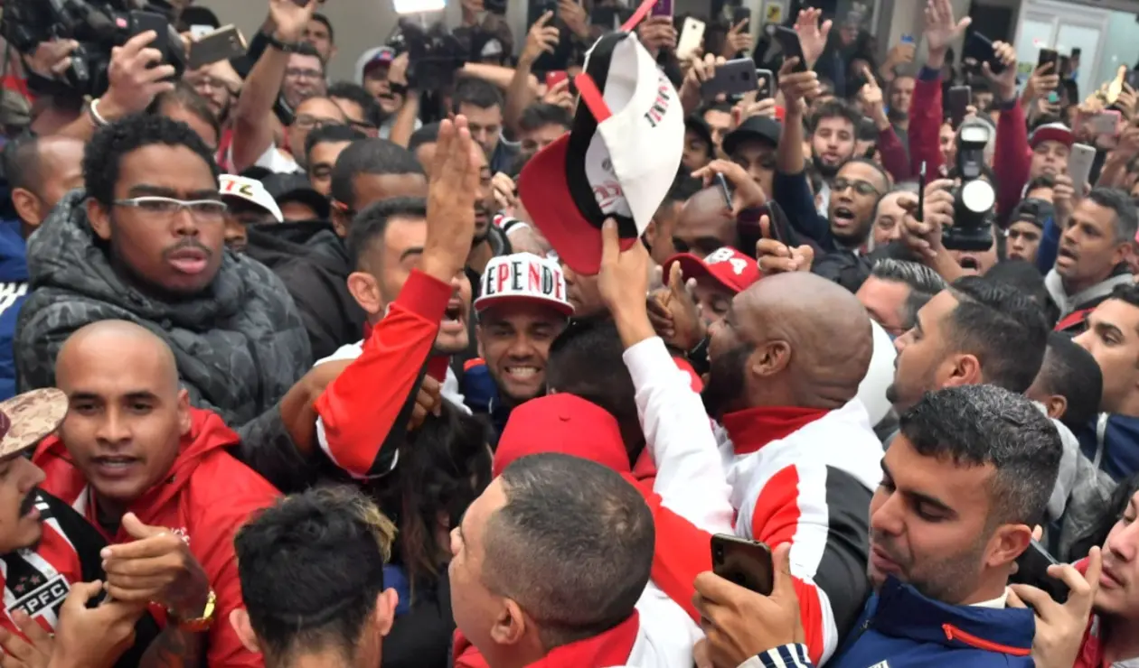 Llegada Dani Alves- Sao Paulo 
