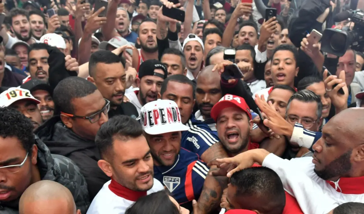 Llegada Dani Alves- Sao Paulo 