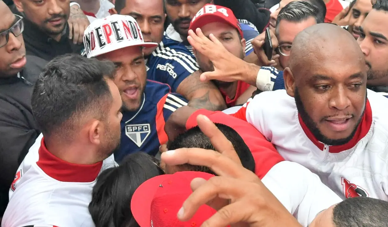 Llegada Dani Alves- Sao Paulo 