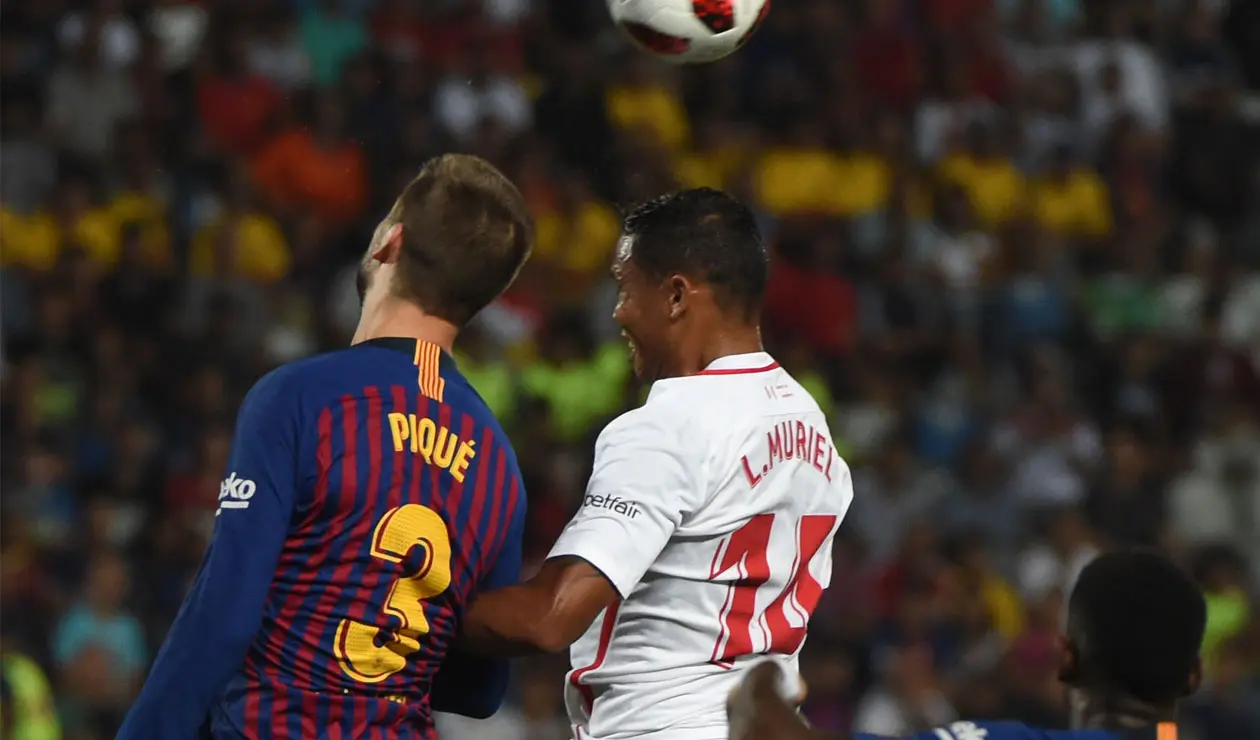 Luis Fernando Muriel y Gerard Piqué disputan un balón en la Supercopa de España