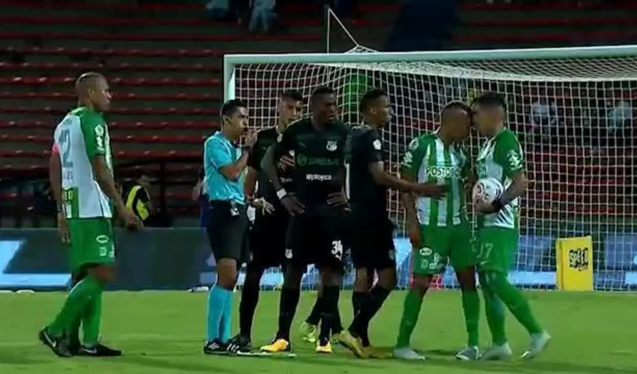 Momento del cabezazo de Lucumí a Dayro Moreno con Atlético Nacional