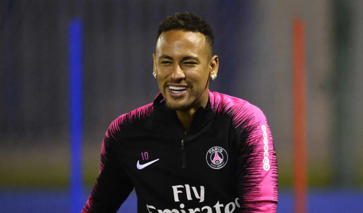 Neymar en un entrenamiento con el PSG antes de la lesión.