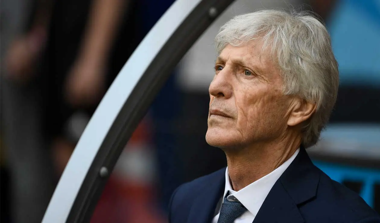José Pékerman en el partido de Colombia ante Japón