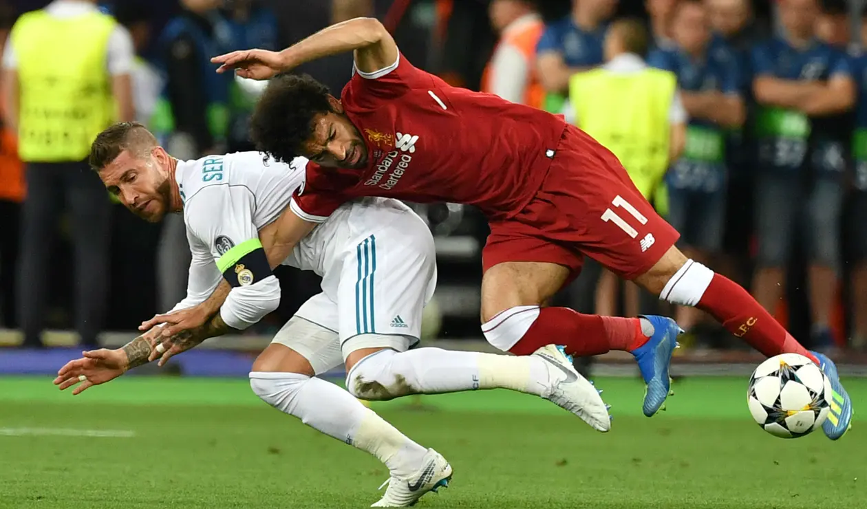 Sergio Ramos y Mohamed Salah disputan una pelota en la final de la UCL 2017/2018