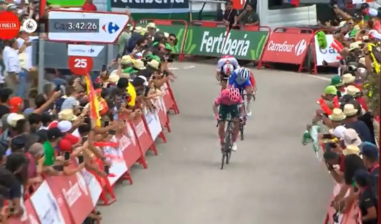 Rigoberto Urán ganando la etapa 17 de la Vuelta a España 2022