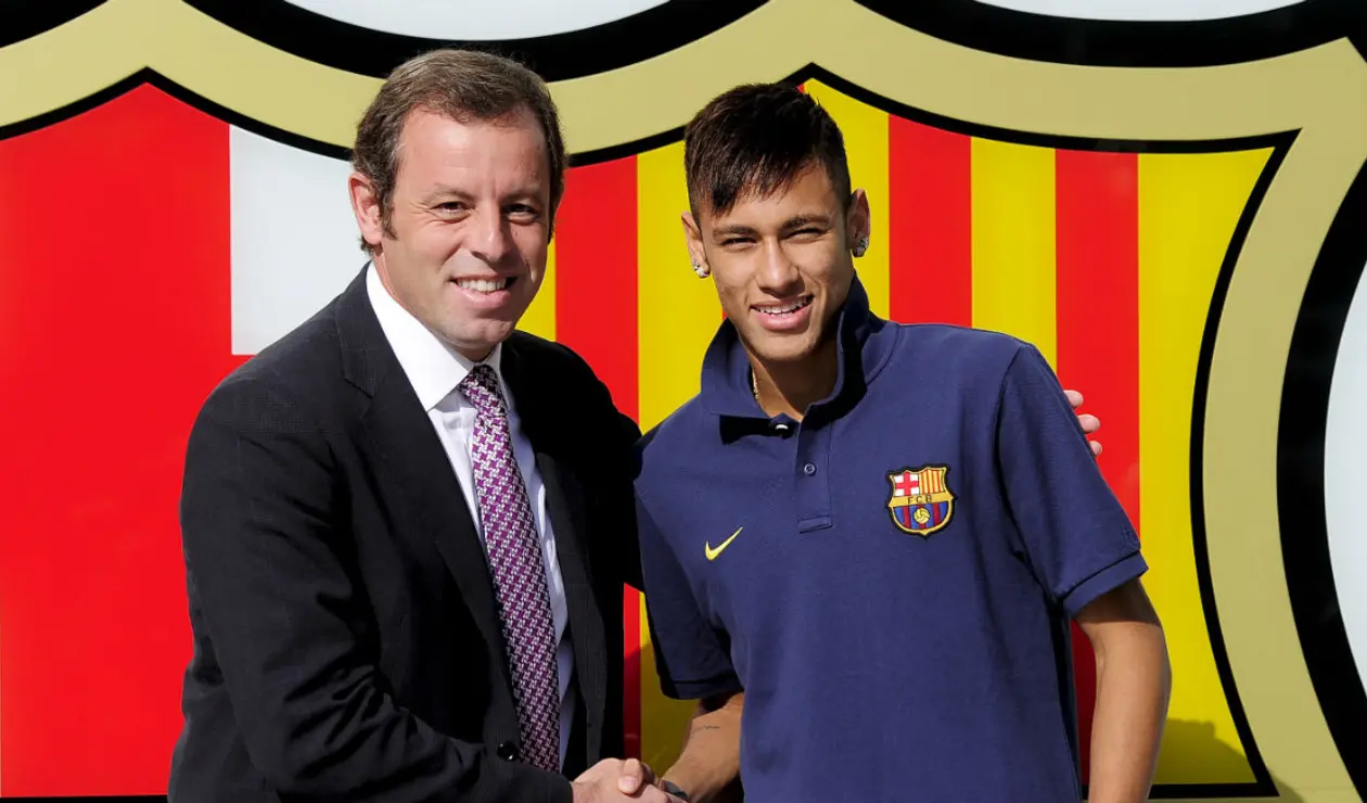 Sandro Rosell y Neymar durante la presentación de brasileño en Barcelona