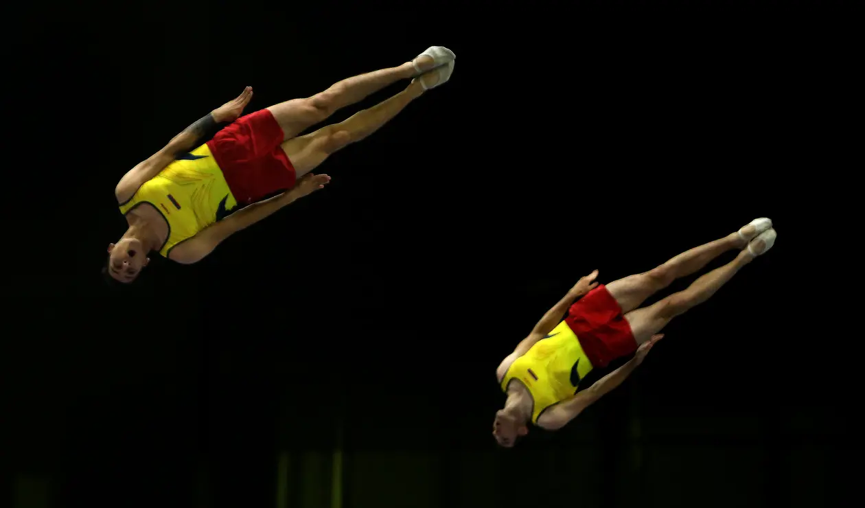 Dos gimnastas en la prueba de trampolín por parejas de los Juegos Centroamericanos y del Caribe Barranquilla 2018 