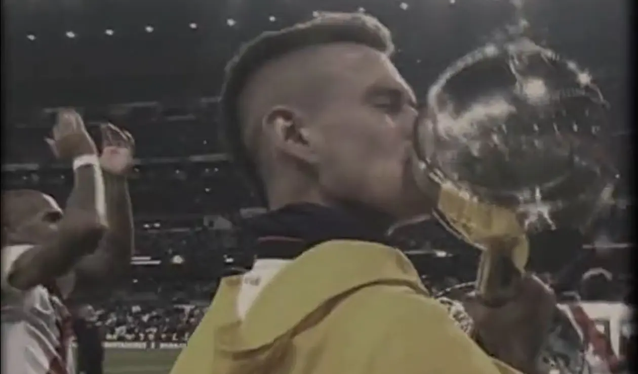 Santos Borré con la Copa Libertadores.