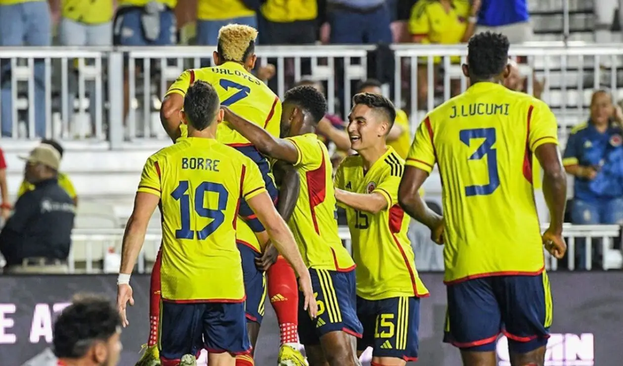 Selección Colombia con bandera de Dinamarca