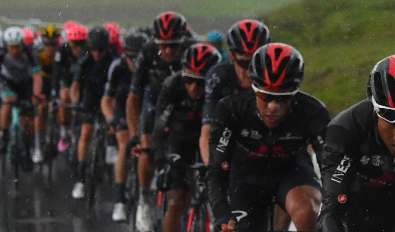 Captura de pantalla árbitro orinando en la cancha
