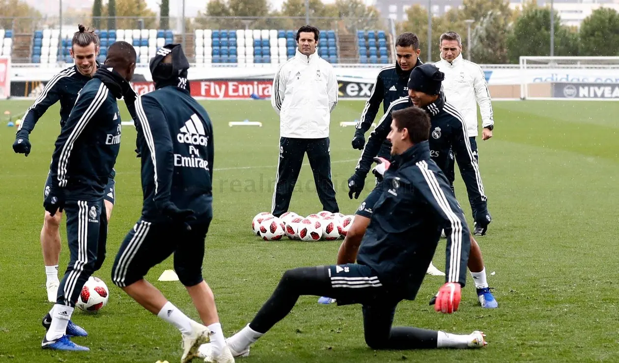 El interino, Santiago Solari, retocó la línea defensiva del Real Madrid que últimamente fue expuesta en varias ocasiones.