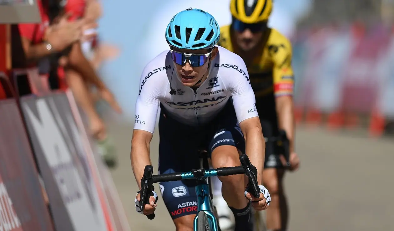 Superman López en otra etapa de la Vuelta a España 2022