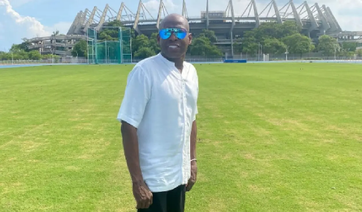 Tino Asprilla da codazo a otro jugador cuando estaba en el Newcastle