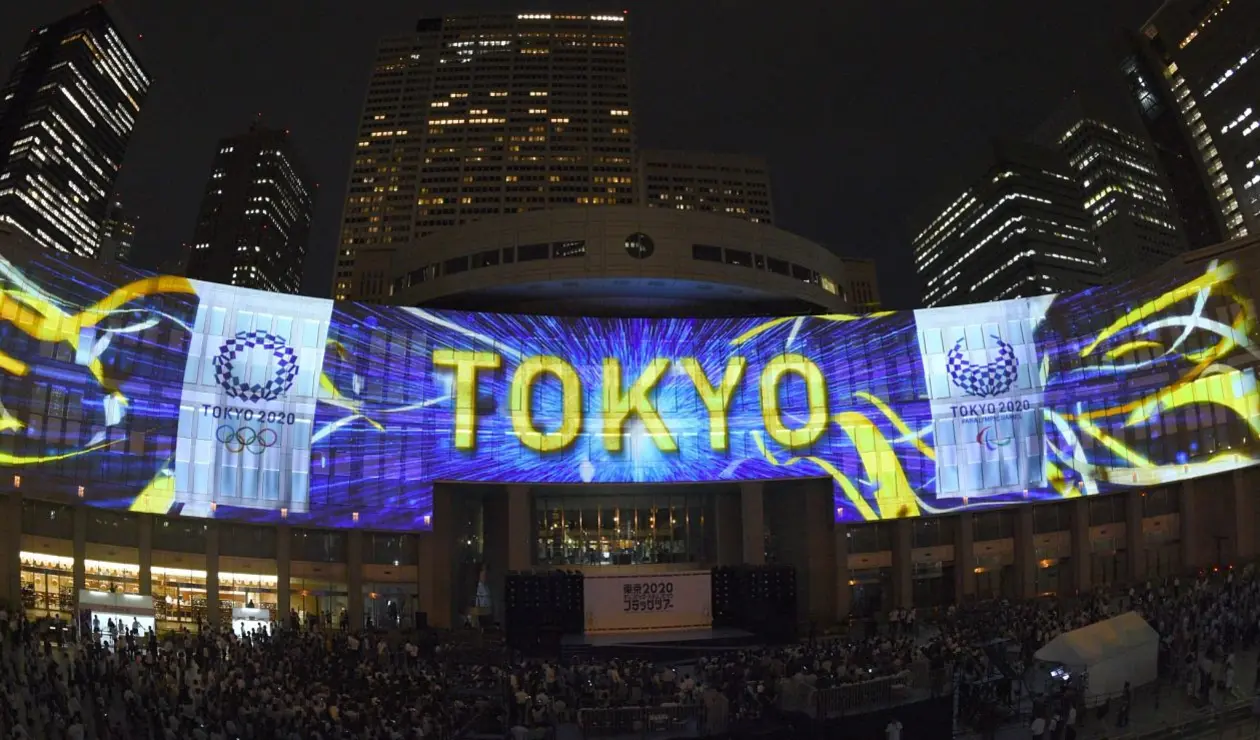 Proyección del logotipo de los Juegos Olímpicos de Tokio 2020 