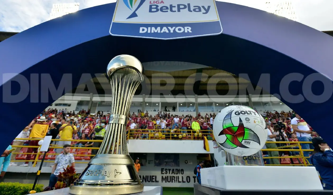 Trofeo y balón de la Liga Betplay