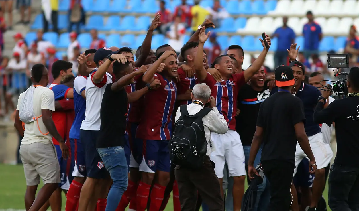 Jugadores del Unión Magdalena celebrando la victoria y su clasificación a la final del Torneo Águila