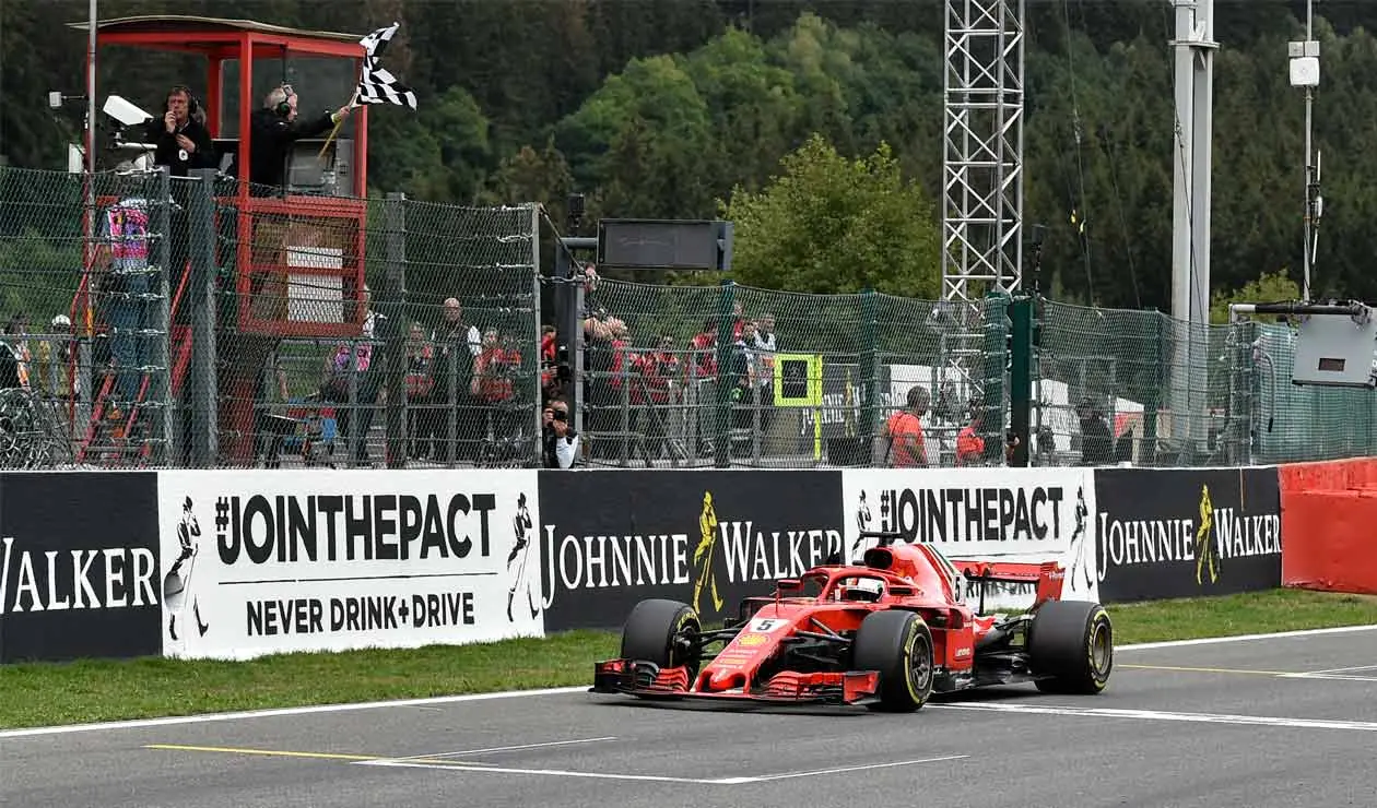 Sebastian Vettel cruzando la meta en el Gran Premio de Bélgica de Fórmula 1