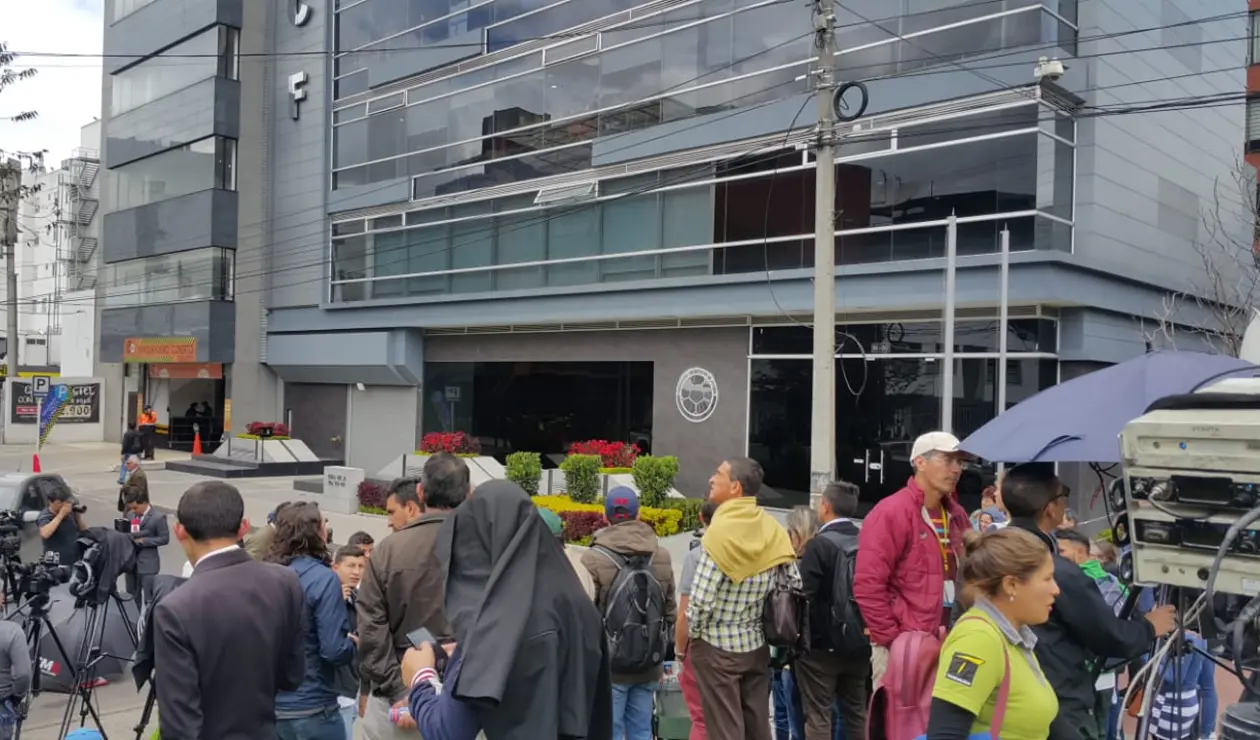 Así está el ambiente afuera de la sede de la Federación Colombiana de Fútbol