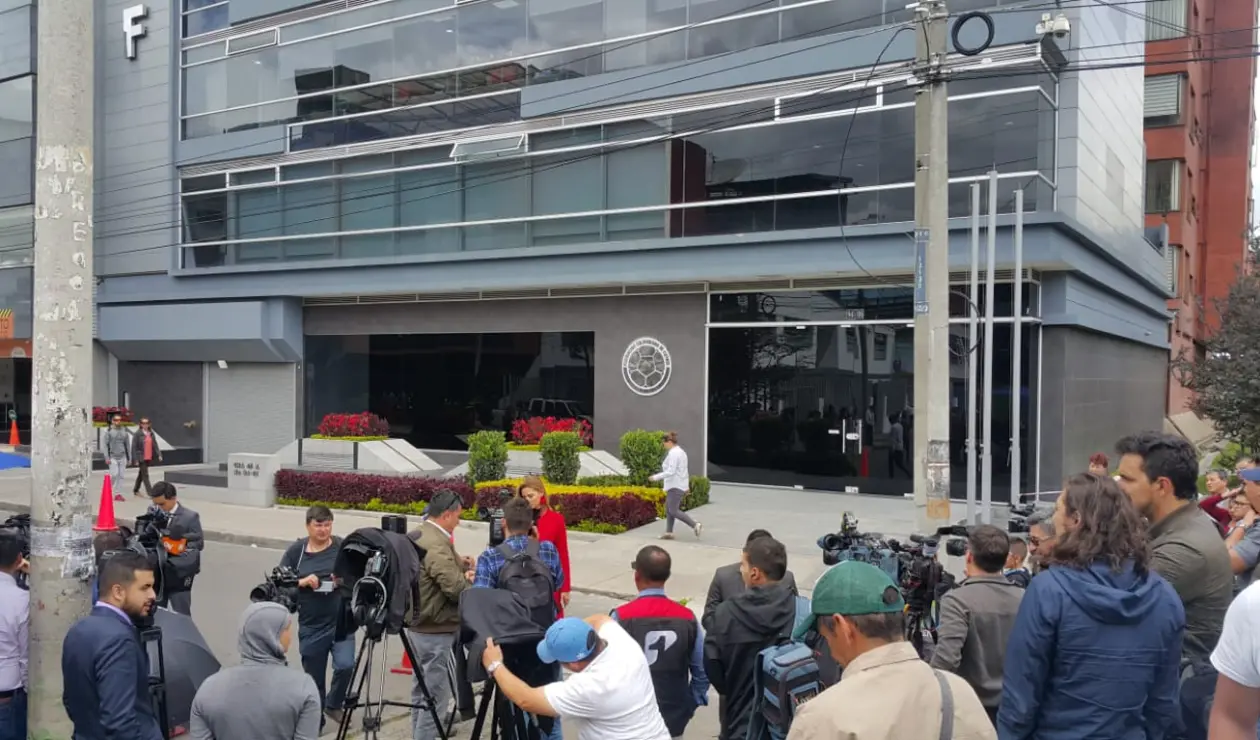 Así está el ambiente afuera de la sede de la Federación Colombiana de Fútbol
