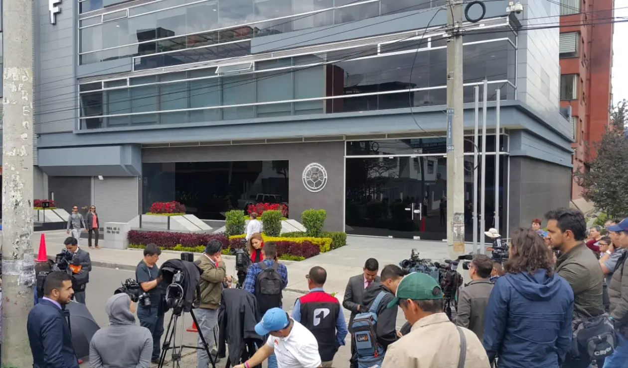 Así está el ambiente afuera de la sede de la Federación Colombiana de Fútbol