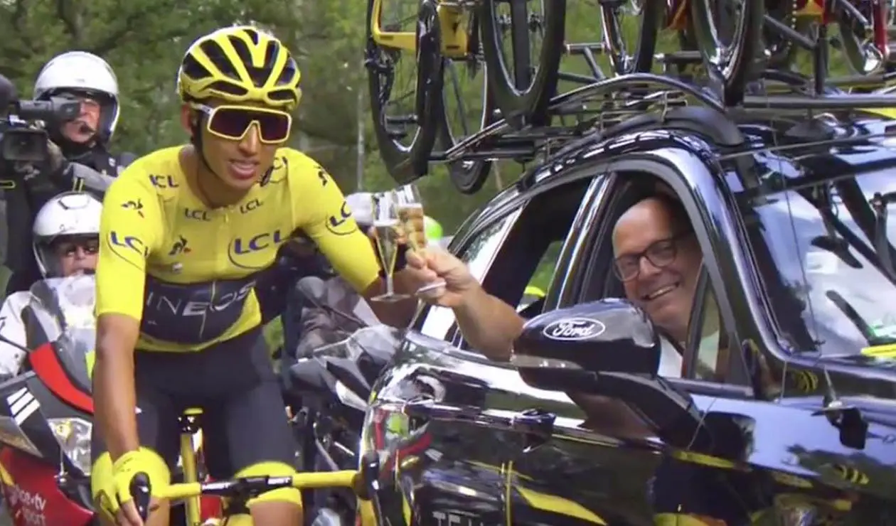 Egan Bernal brindando en el paseo del campeón en el Tour