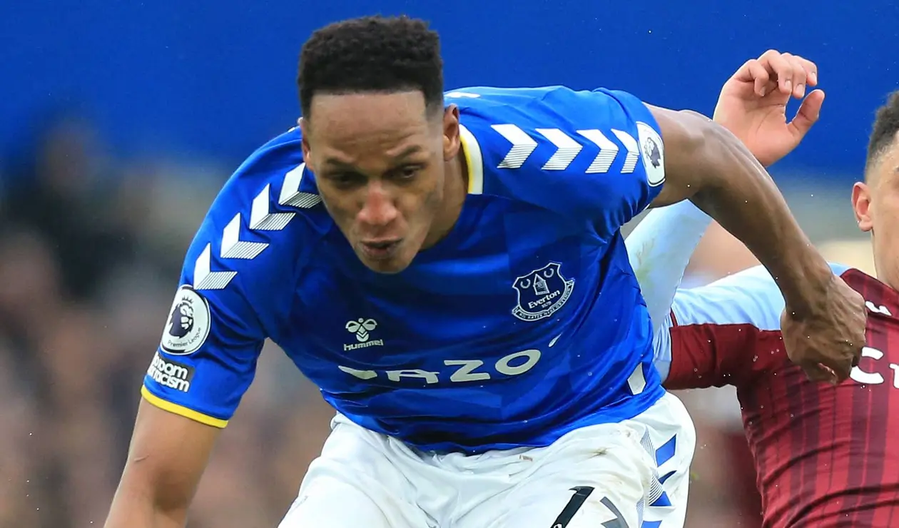 Yerry Mina en un partido del Everton