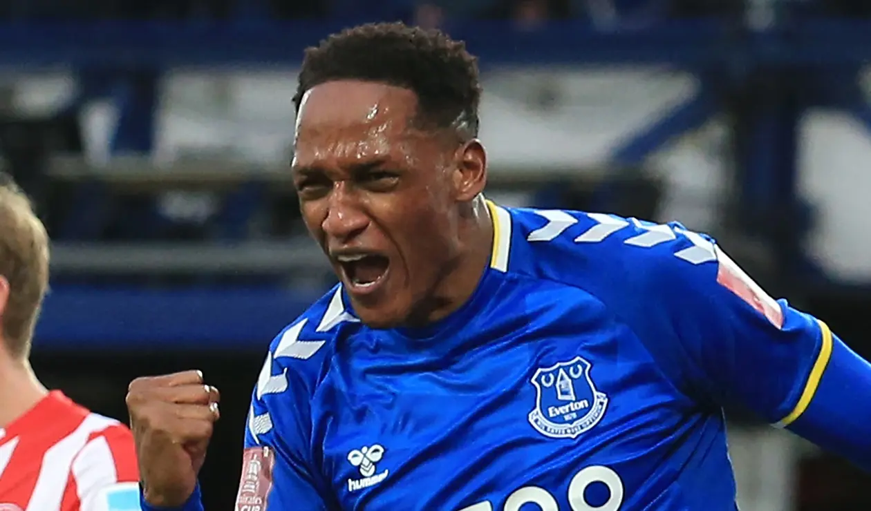 Yerry Mina en un partido con el Everton