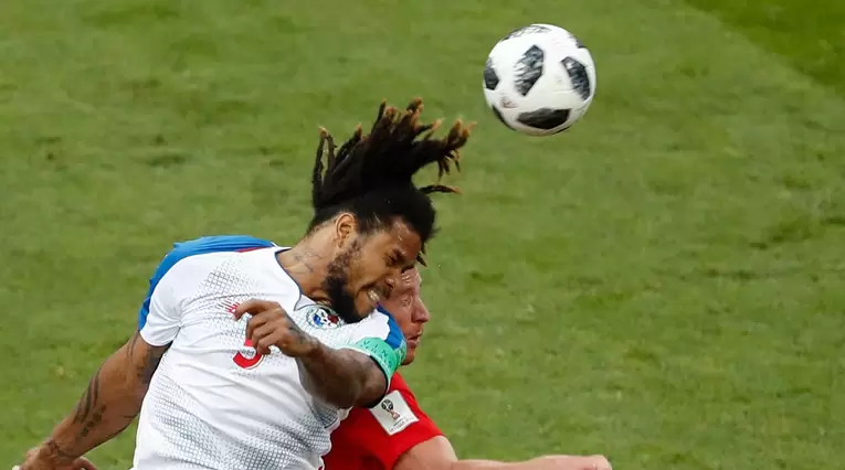 El panameño Román Torres disputando el balón con jugador de Bélgica