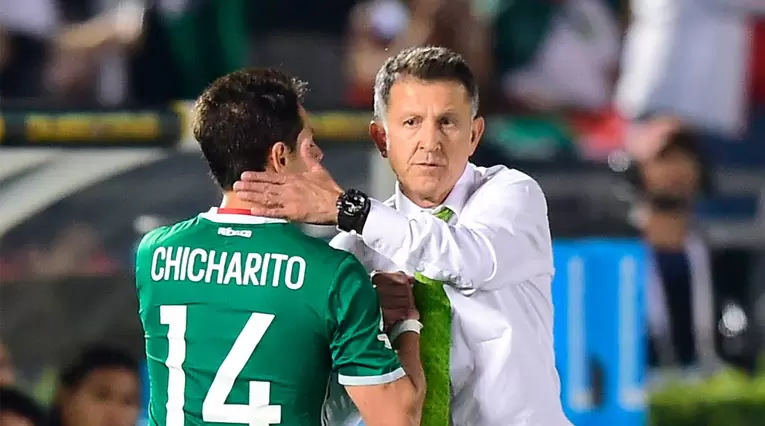 Juan Carlos Osorio y Chicharito Hernández en uno de los entrenamientos de la selección mexicana