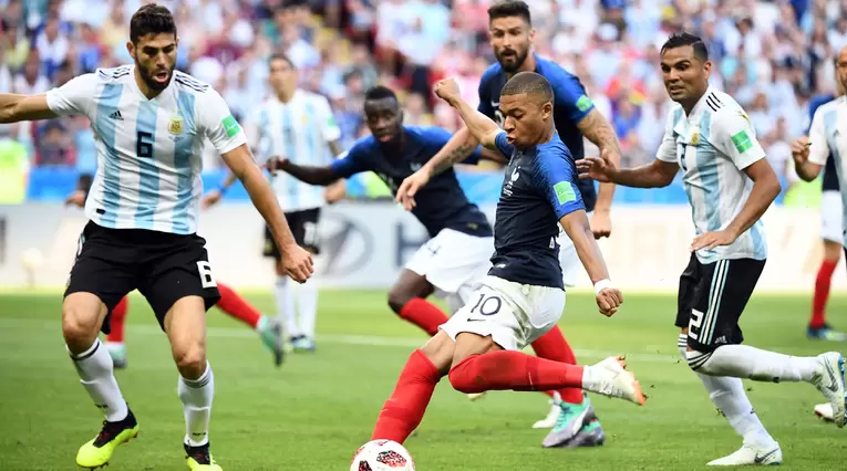 M'bappe anotando el tercer gol de Francia ante Argentina