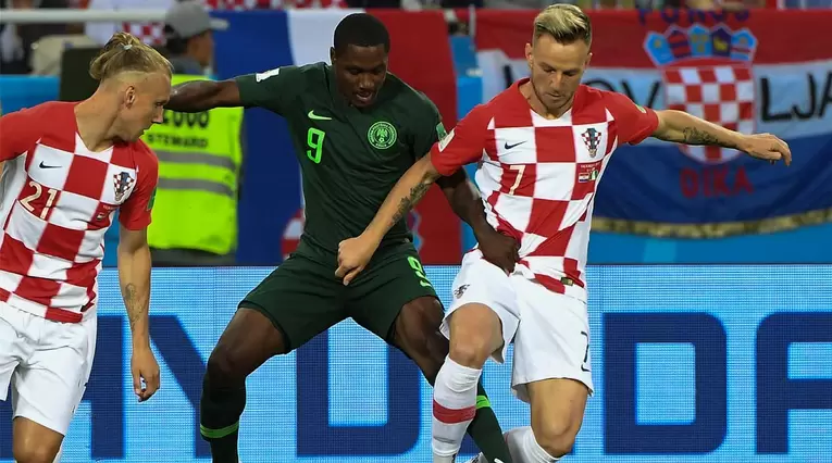 Iván Rakitic disputa un balón con Odion Ighalo en el partido Croacia-Nigeria