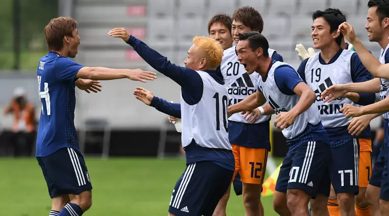 La Selección Japonesa celebrando uno de sus goles frente a Paraguay   