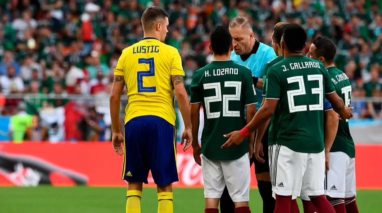 Los jugadores de México protestan la tarjeta amarilla a Jesús Gallardo ante Suecia