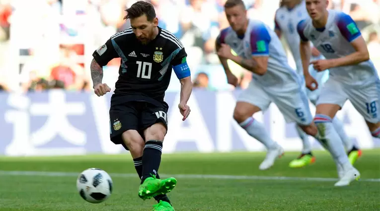 Messi y un penal errado cuando el partido Argentina-Islandia iba 1-1 