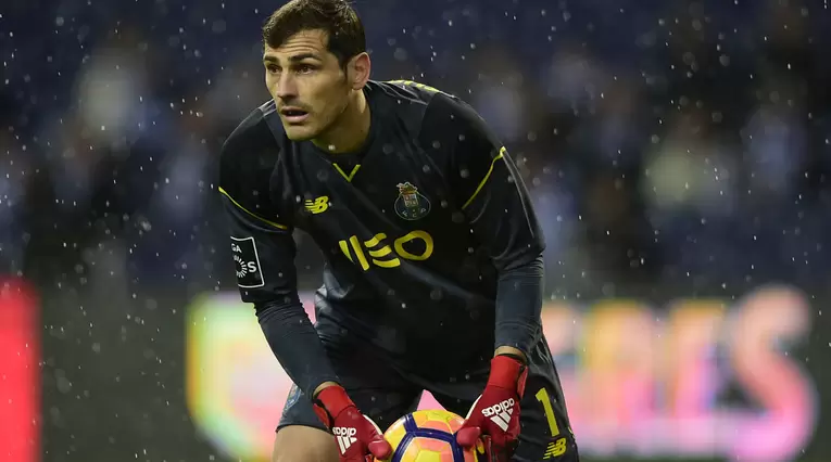 Iker Casillas atrapa un balón durante el partido de la liga Portugal, FC Porto vs CS Maritimo