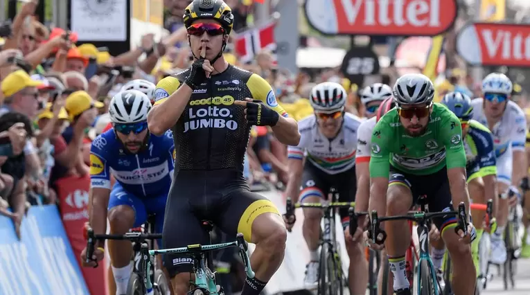 Groenewegen superando a Fernando Gaviria en la séptima etapa del Tour de Francia