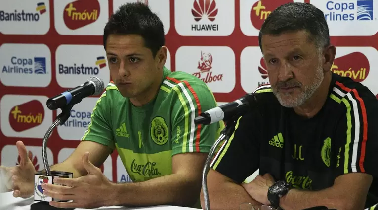Javier 'Chicharito' Hernández y Juan Carlos Osorio en rueda de prensa en noviembre de 2016