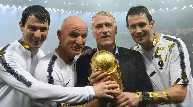 Didier Deschamps, técnico de Francia,  con la Copa del Mundo en Rusia 2018