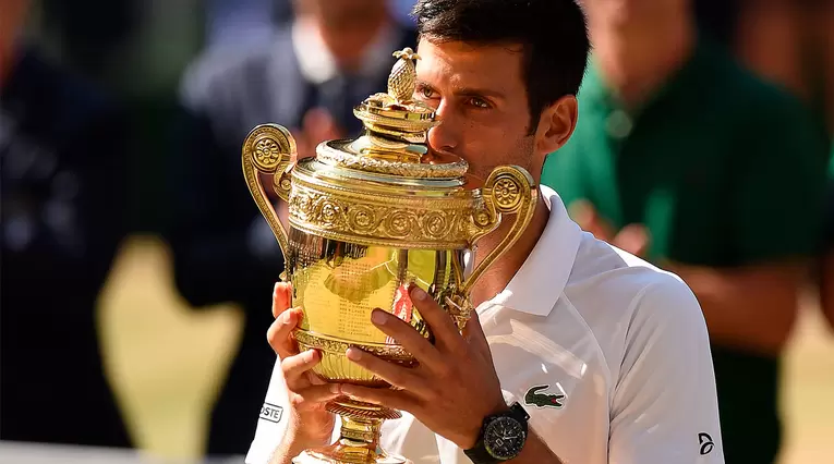 Novak Djokovic celebrando su cuarto título en Wimbledon