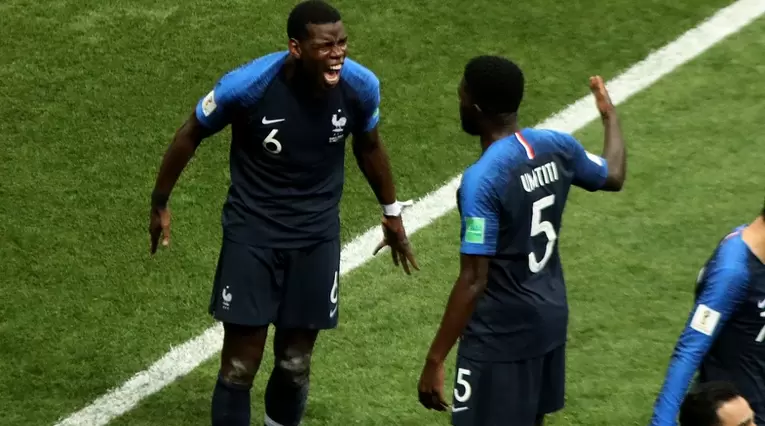 Paul Pogba grita a rabiar su gol en frente de Samuel Umtiti 
