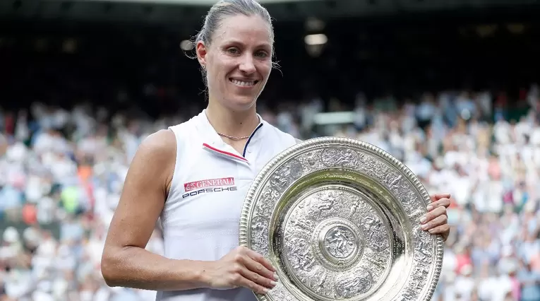 Angelique Kerber posa con su trofeo tras ganar Wimbledon 2018