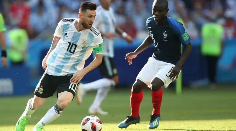 Lionel Messi compite la pelota contra N'Golo Kante en Rusia 2018