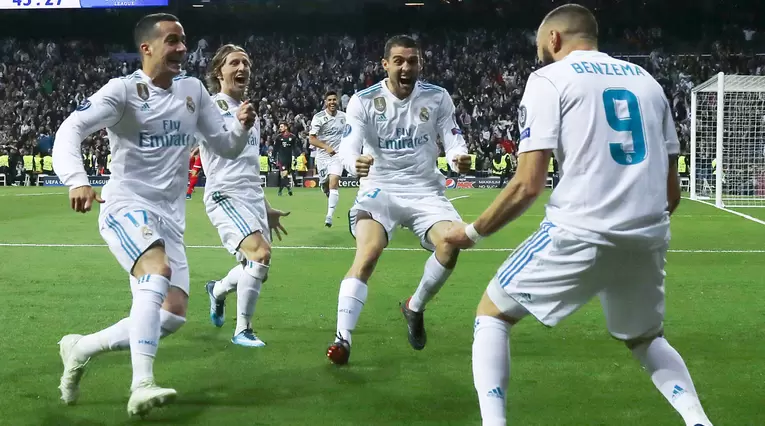 Lucas Vazquez, Luka Modric y Mateo Kvacic celebran con Karim Benzema tras anotar
