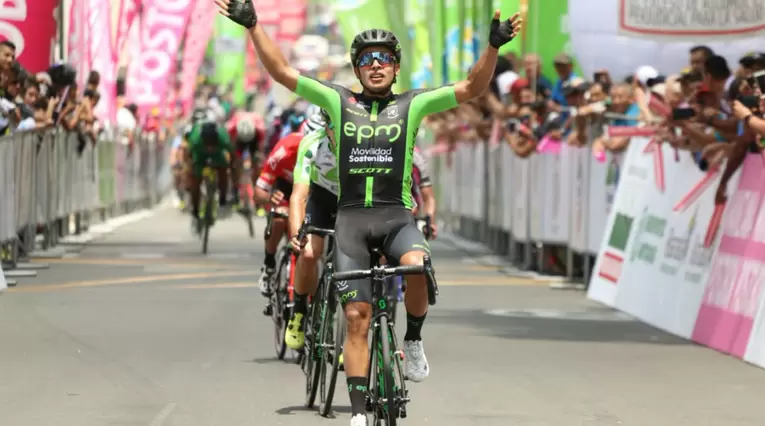 Diego Ochoa del EPM-Scott llegando a la meta en Armenia durante la Vuelta a Colombia 2018