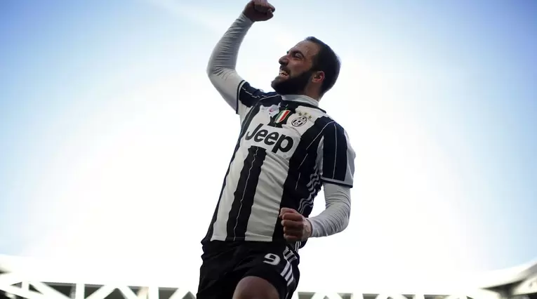 Juventus y Milán confirman el canje que incluye a Gonzalo Higuaín