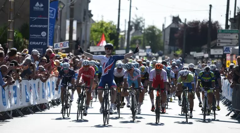 El británico Matthew Gibson celebrando la etapa cinco del Tour de Porvenir