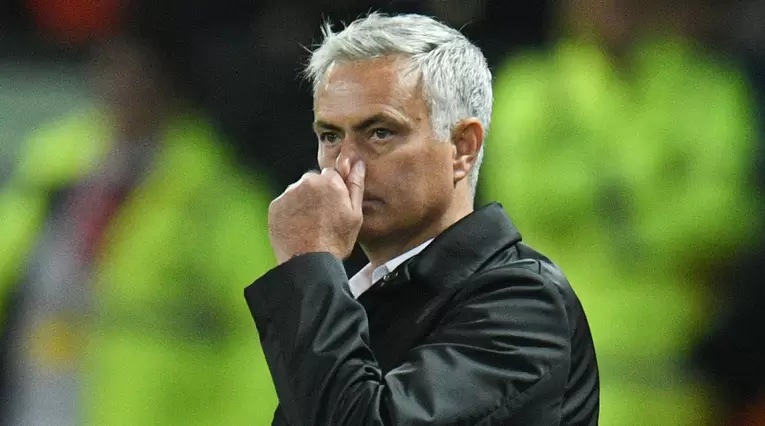 José Mourinho durante el partido donde Manchester United perdió 3-0 ante Tottenham