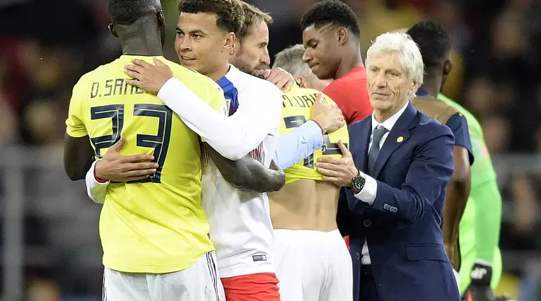 Pékerman acercándose al plantel de Inglaterra tras el juego ante Colombia en Rusia 2018