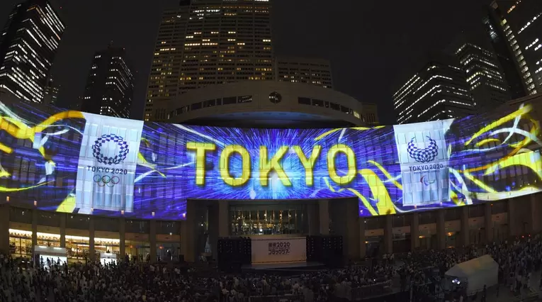 Proyección del logotipo de los Juegos Olímpicos de Tokio 2020 